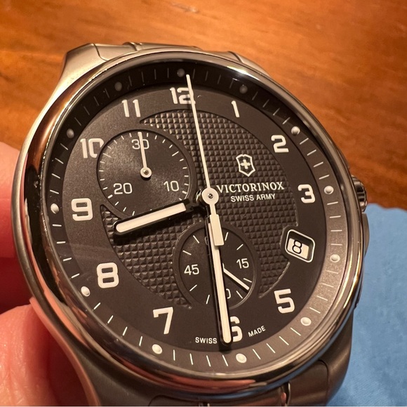 VICTORINOX SWISS ARMY Officers Chronograph Watch - Picture 5 of 13